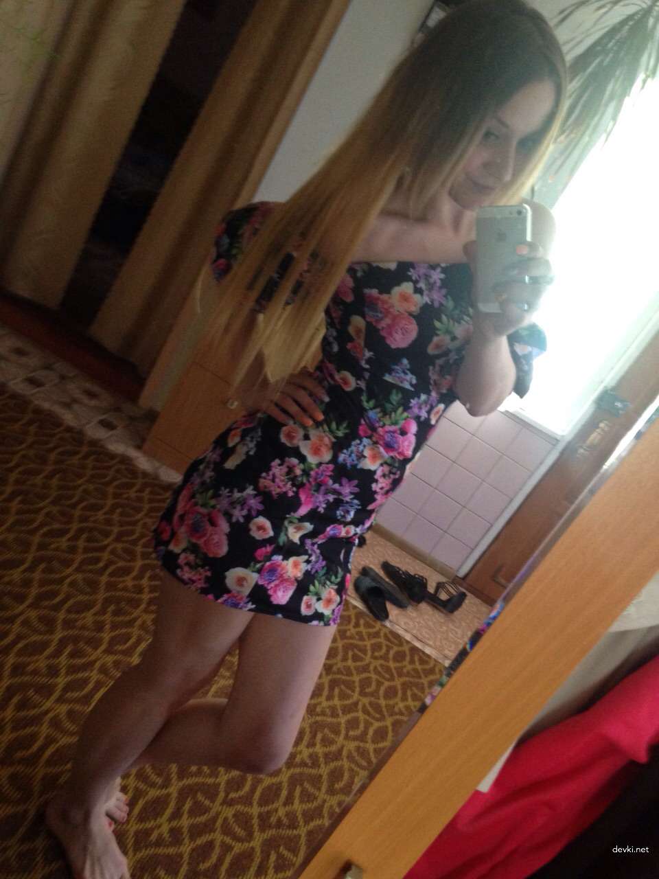 Explicit Amateur Selfie: Seductive Girl Poses in Hot Photos - Sexy and Playful