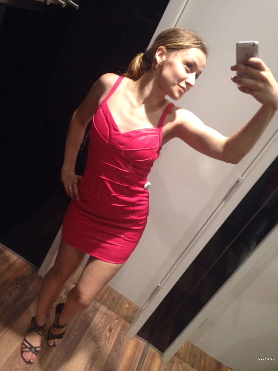 Explicit Amateur Selfie: Seductive Girl Poses in Hot Photos - Sexy and Playful