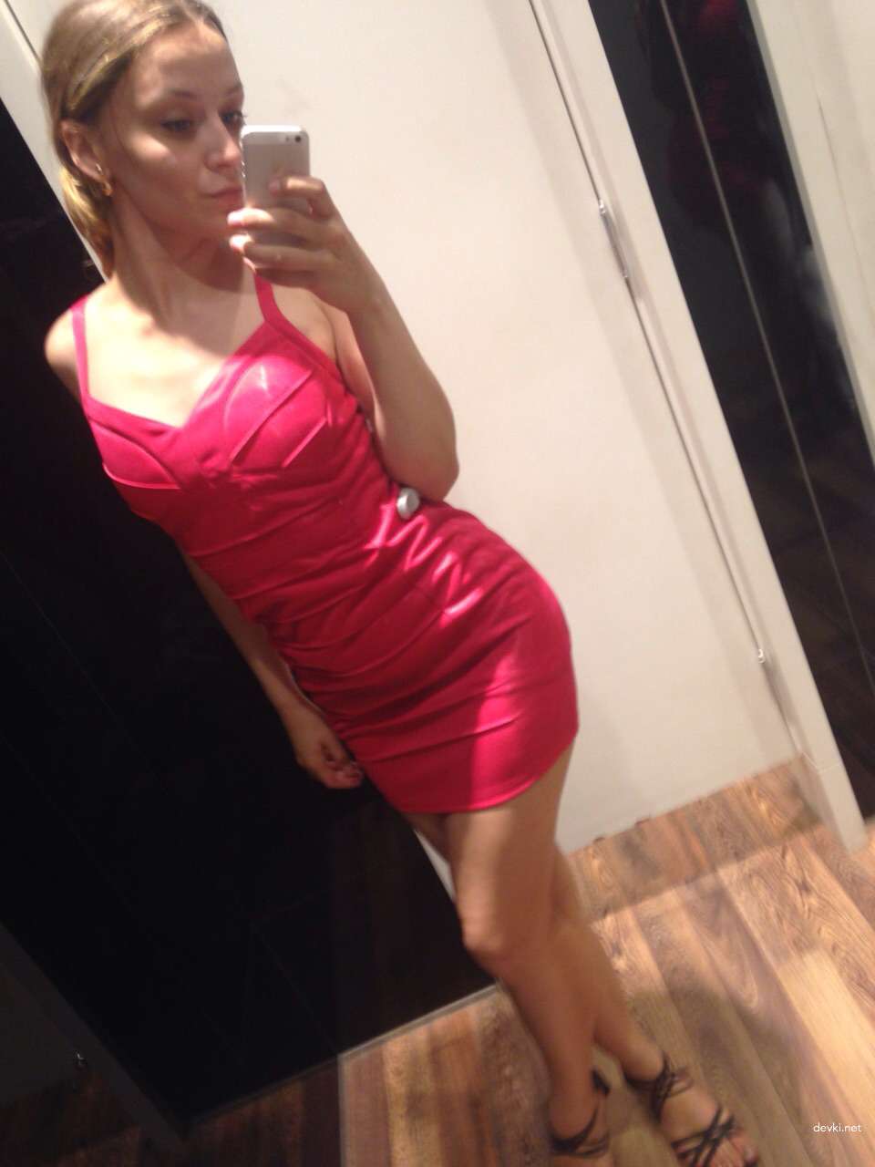 Explicit Amateur Selfie: Seductive Girl Poses in Hot Photos - Sexy and Playful