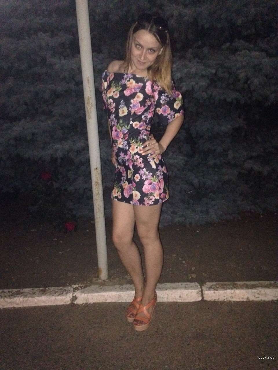 Explicit Amateur Selfie: Seductive Girl Poses in Hot Photos - Sexy and Playful