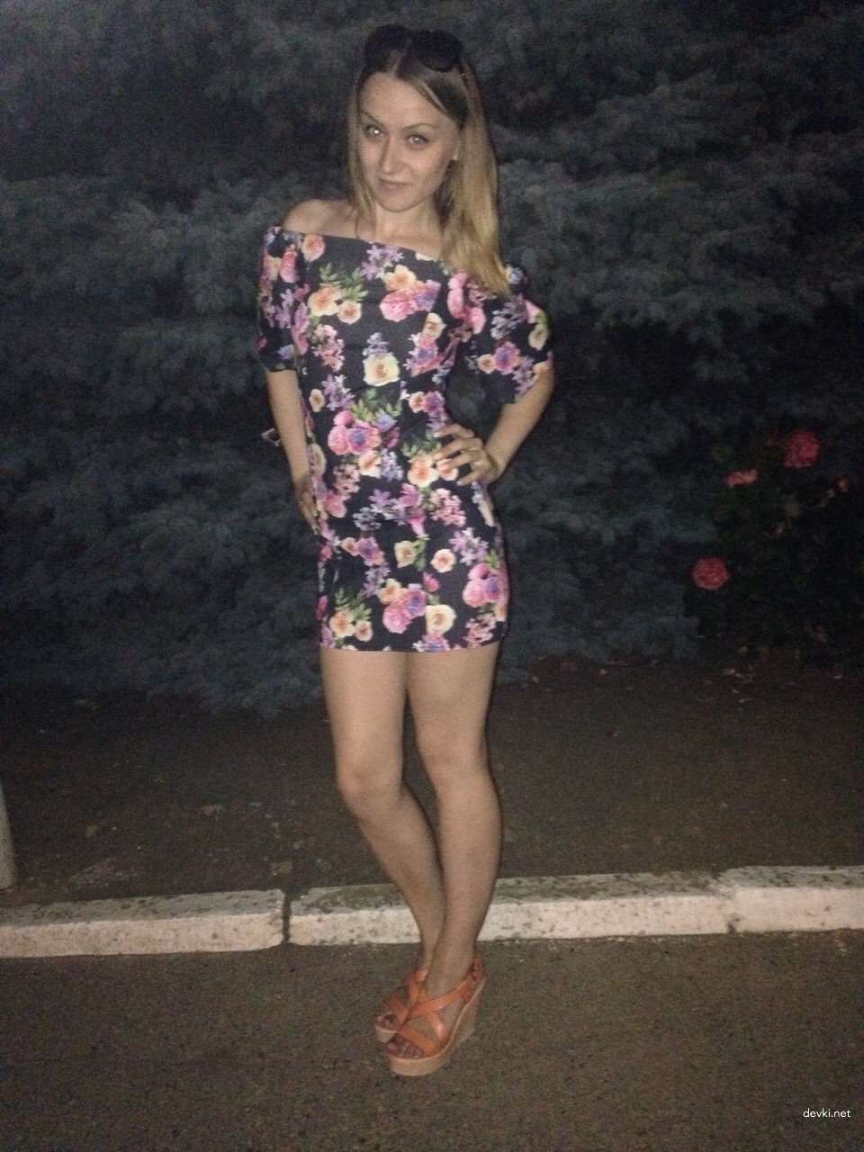 Explicit Amateur Selfie: Seductive Girl Poses in Hot Photos - Sexy and Playful