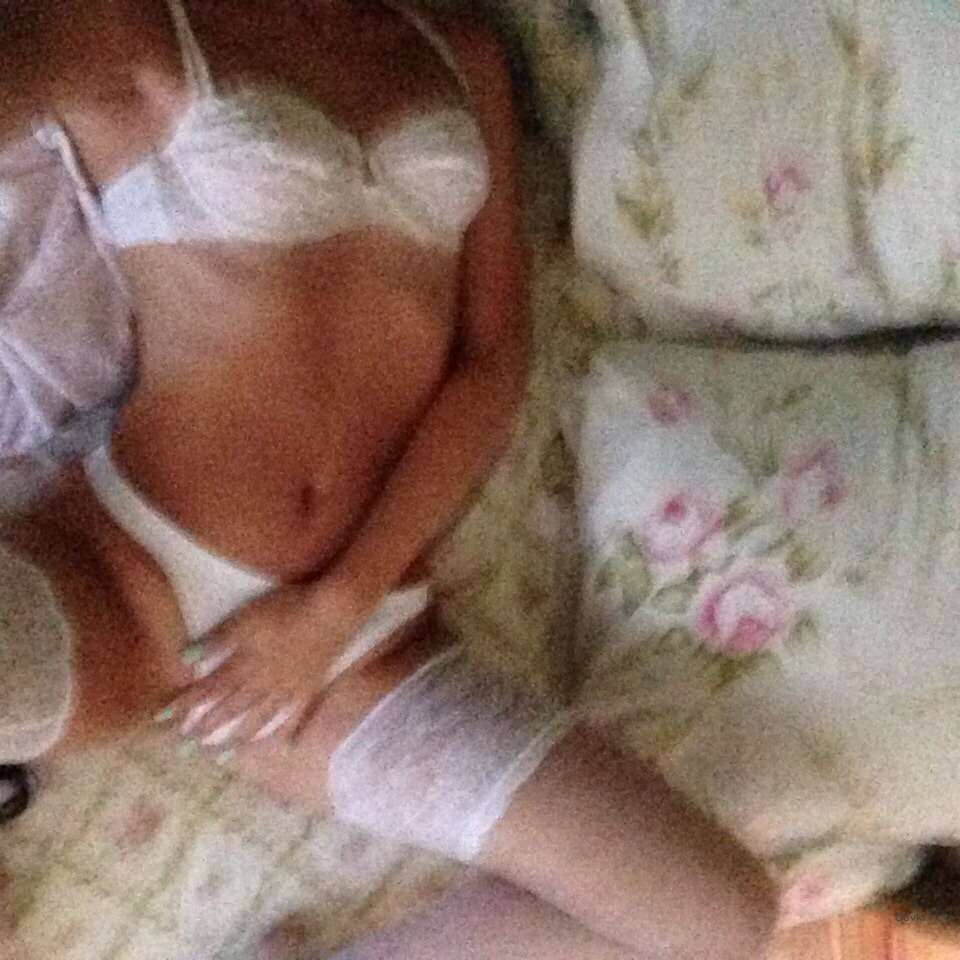 Explicit Amateur Selfie: Seductive Girl Poses in Hot Photos - Sexy and Playful