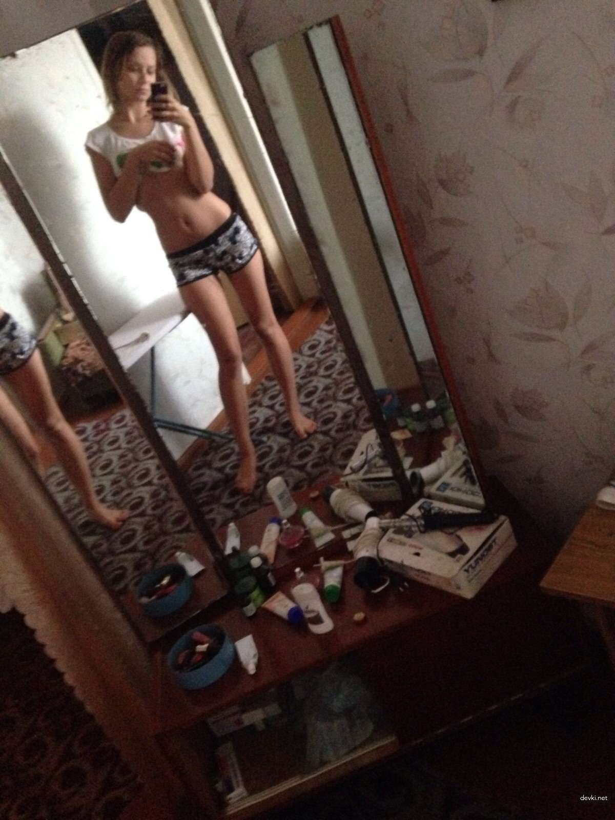 Explicit Amateur Selfie: Seductive Girl Poses in Hot Photos - Sexy and Playful