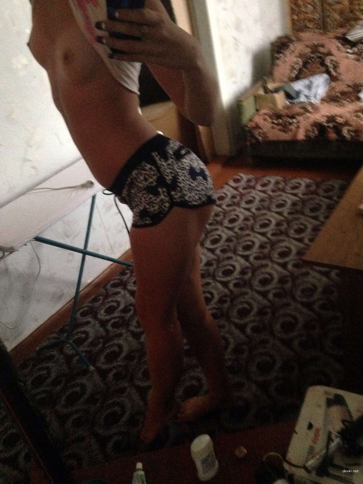 Explicit Amateur Selfie: Seductive Girl Poses in Hot Photos - Sexy and Playful