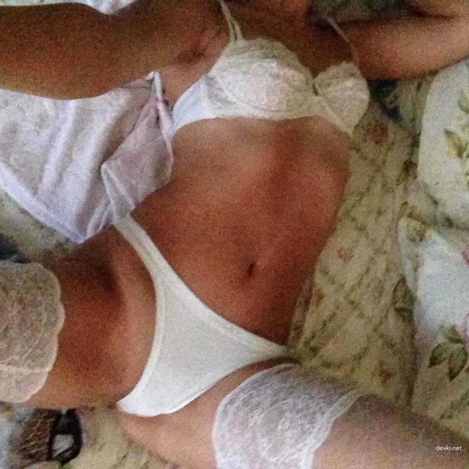 Explicit Amateur Selfie: Seductive Girl Poses in Hot Photos - Sexy and Playful