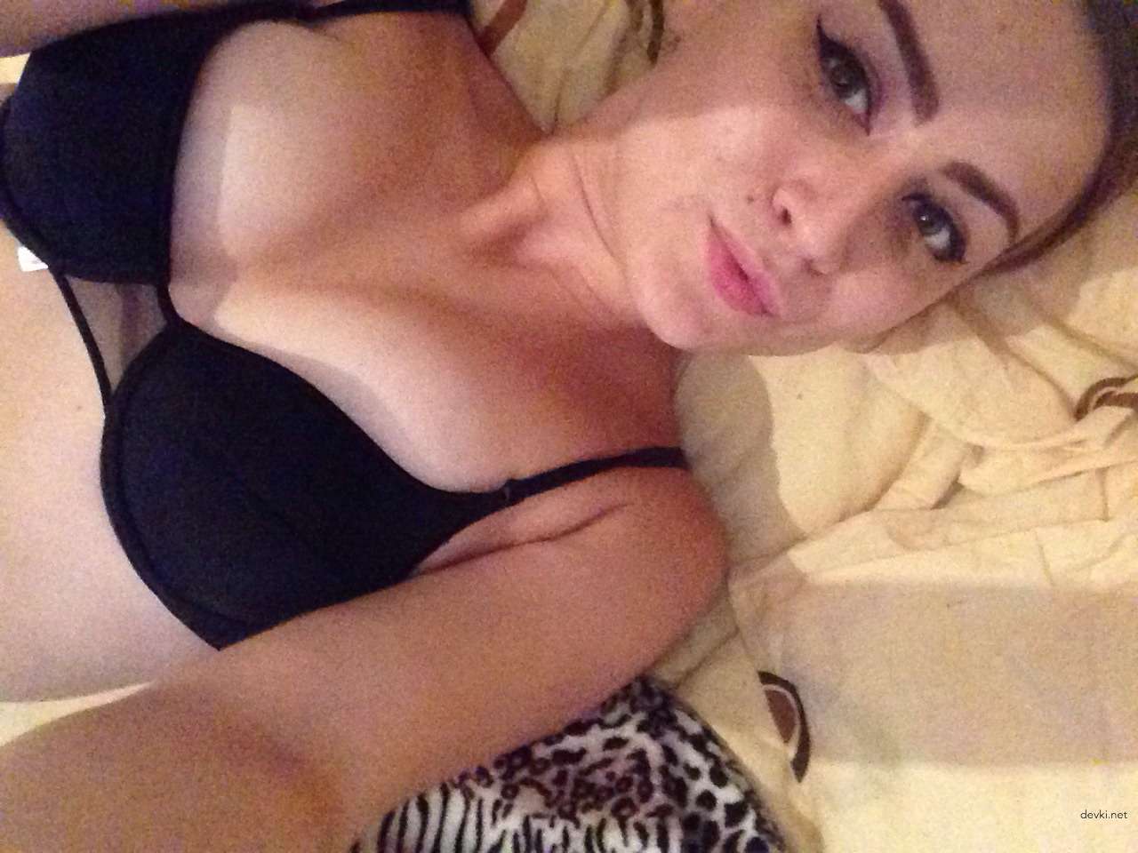 Explicit Amateur Selfie: Seductive Girl Poses in Hot Photos - Sexy and Playful