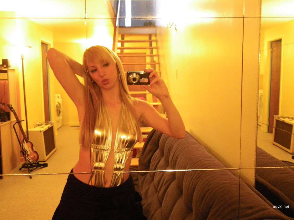 Sultry Blonde Bombshell: Explicit Amateur Erotic Photos with Seductive Poses