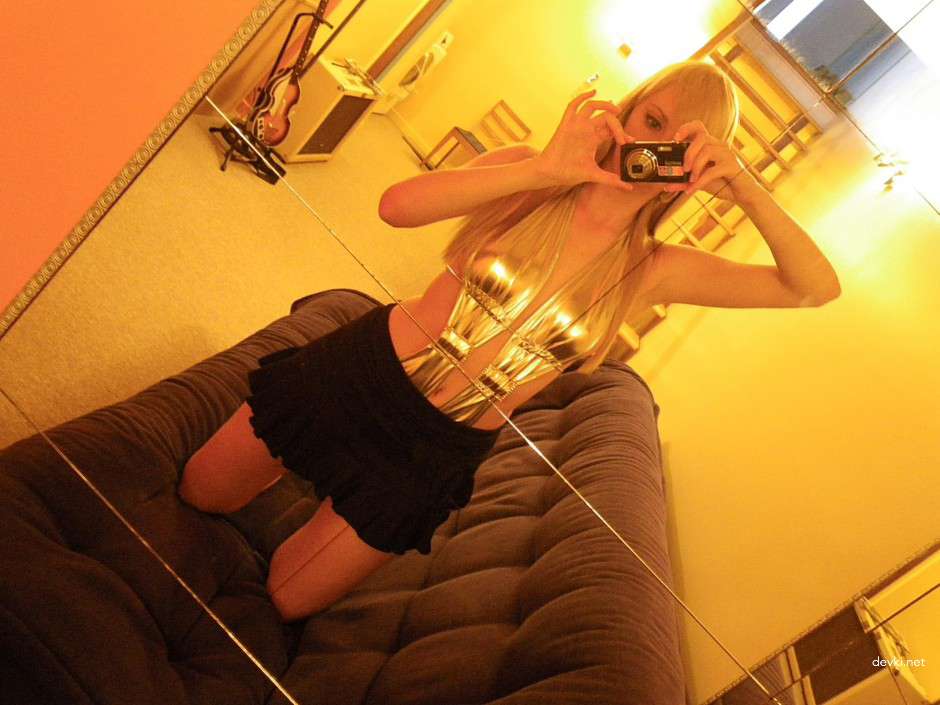 Sultry Blonde Bombshell: Explicit Amateur Erotic Photos with Seductive Poses