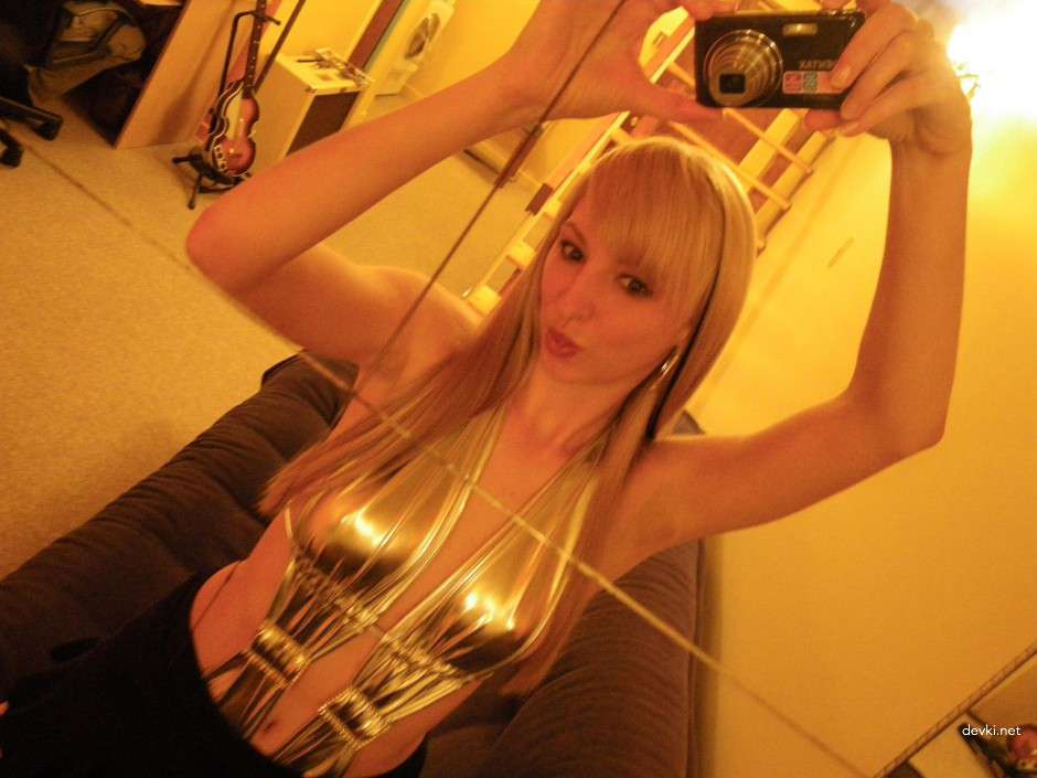 Sultry Blonde Bombshell: Explicit Amateur Erotic Photos with Seductive Poses