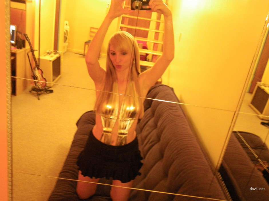 Sultry Blonde Bombshell: Explicit Amateur Erotic Photos with Seductive Poses