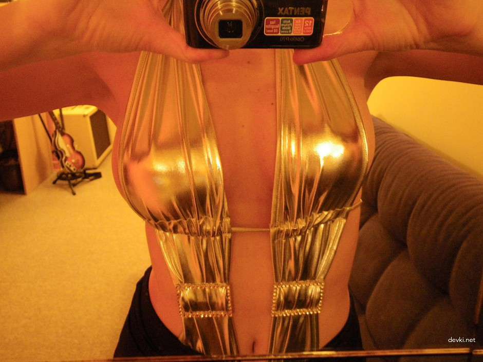Sultry Blonde Bombshell: Explicit Amateur Erotic Photos with Seductive Poses