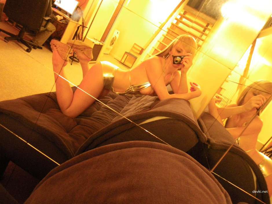 Sultry Blonde Bombshell: Explicit Amateur Erotic Photos with Seductive Poses