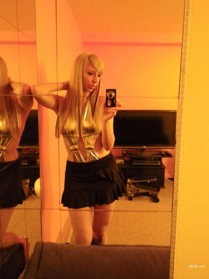 Sultry Blonde Bombshell: Explicit Amateur Erotic Photos with Seductive Poses