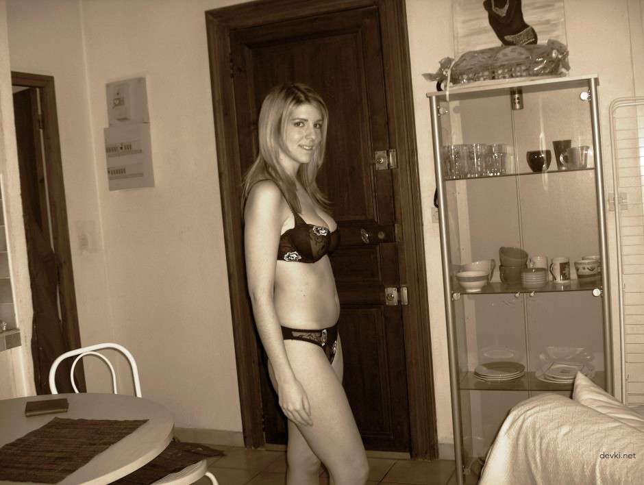 Uncensored Amateur Erotic Photos: Naughty Woman in Sensual English Archive