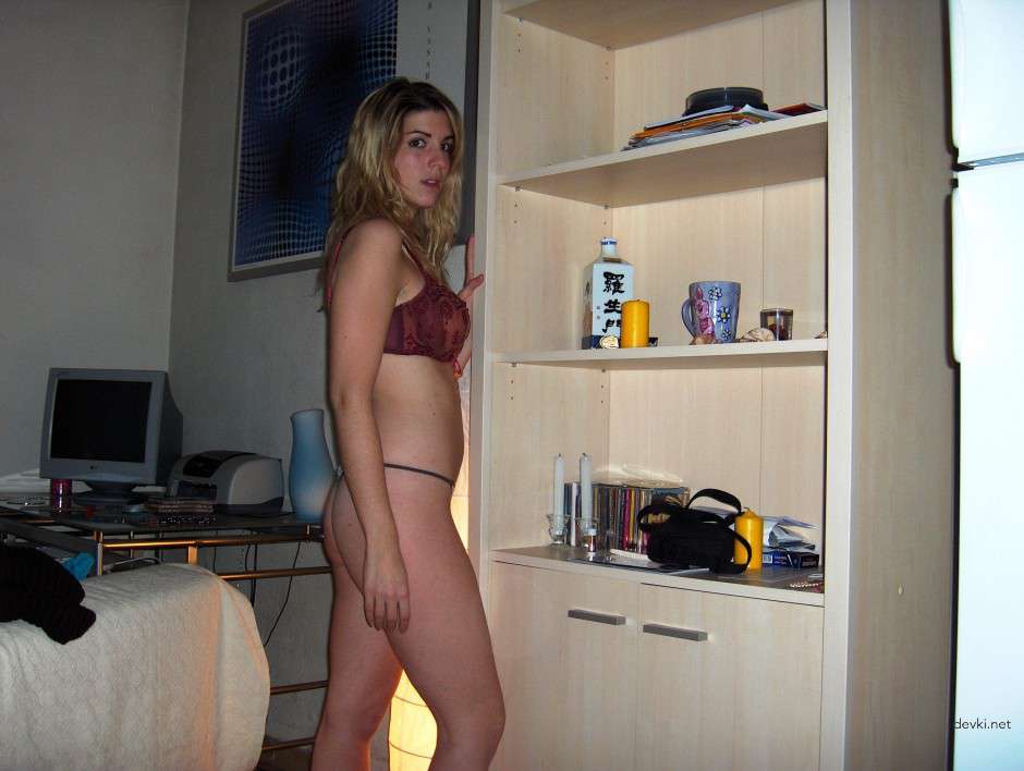 Uncensored Amateur Erotic Photos: Naughty Woman in Sensual English Archive