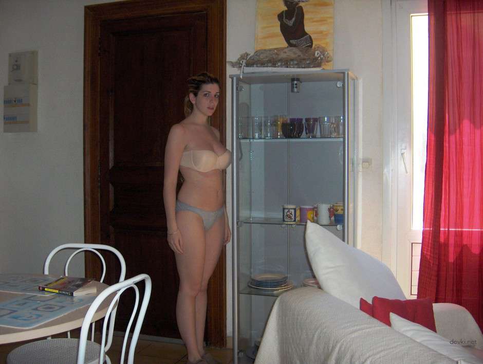 Uncensored Amateur Erotic Photos: Naughty Woman in Sensual English Archive