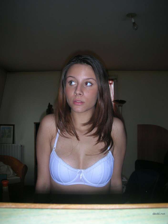 Uncensored Amateur Intimate Shots: Sexy Girl Exposed!