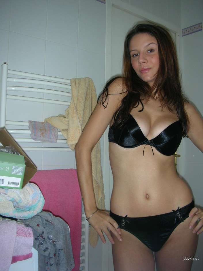Uncensored Amateur Intimate Shots: Sexy Girl Exposed!