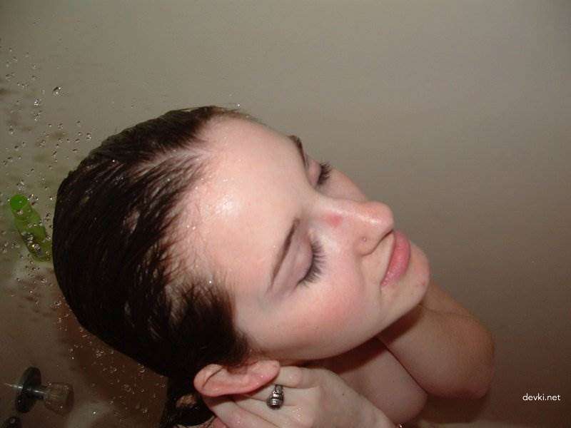 XXX Curvy Chick in Glasses: Explicit Amateur Photo of Full-Figured Girl