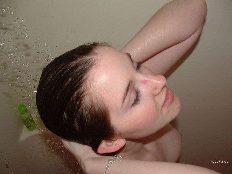 XXX Curvy Chick in Glasses: Explicit Amateur Photo of Full-Figured Girl