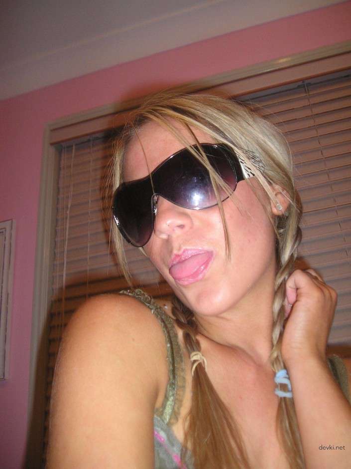 XXX Blonde Amateur Home Erotica: Explicit English Photos