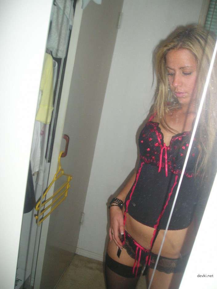 XXX Blonde Amateur Home Erotica: Explicit English Photos
