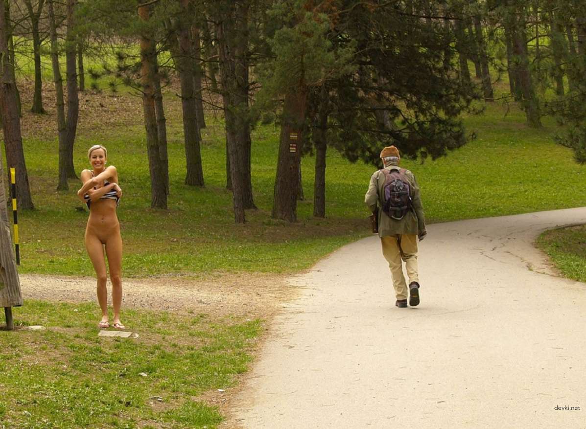 Blonde Amateur Nude Outdoor Porn: Explicit Park Walk