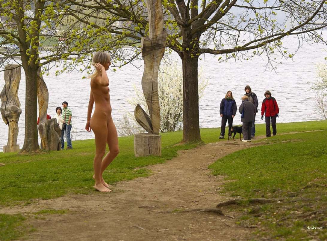 Blonde Amateur Nude Outdoor Porn: Explicit Park Walk