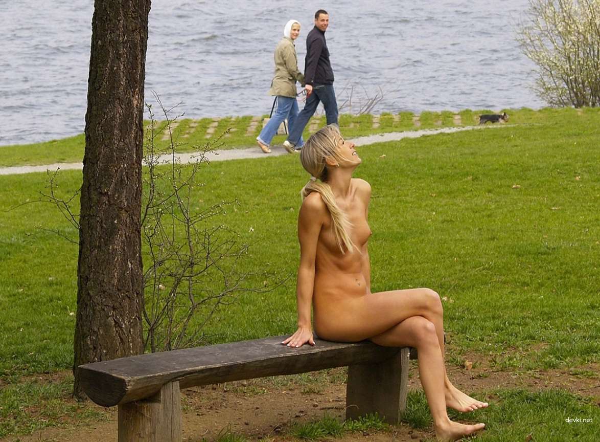 Blonde Amateur Nude Outdoor Porn: Explicit Park Walk