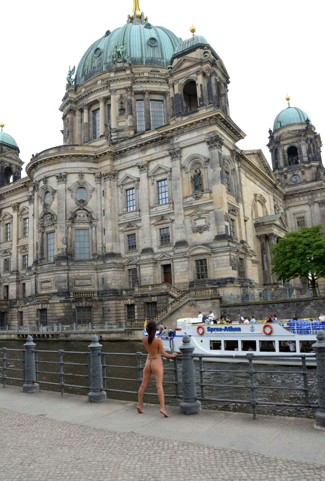 Asian Girl Nude in Public - Uncensored Amateur Street Walk with Explicit Photos