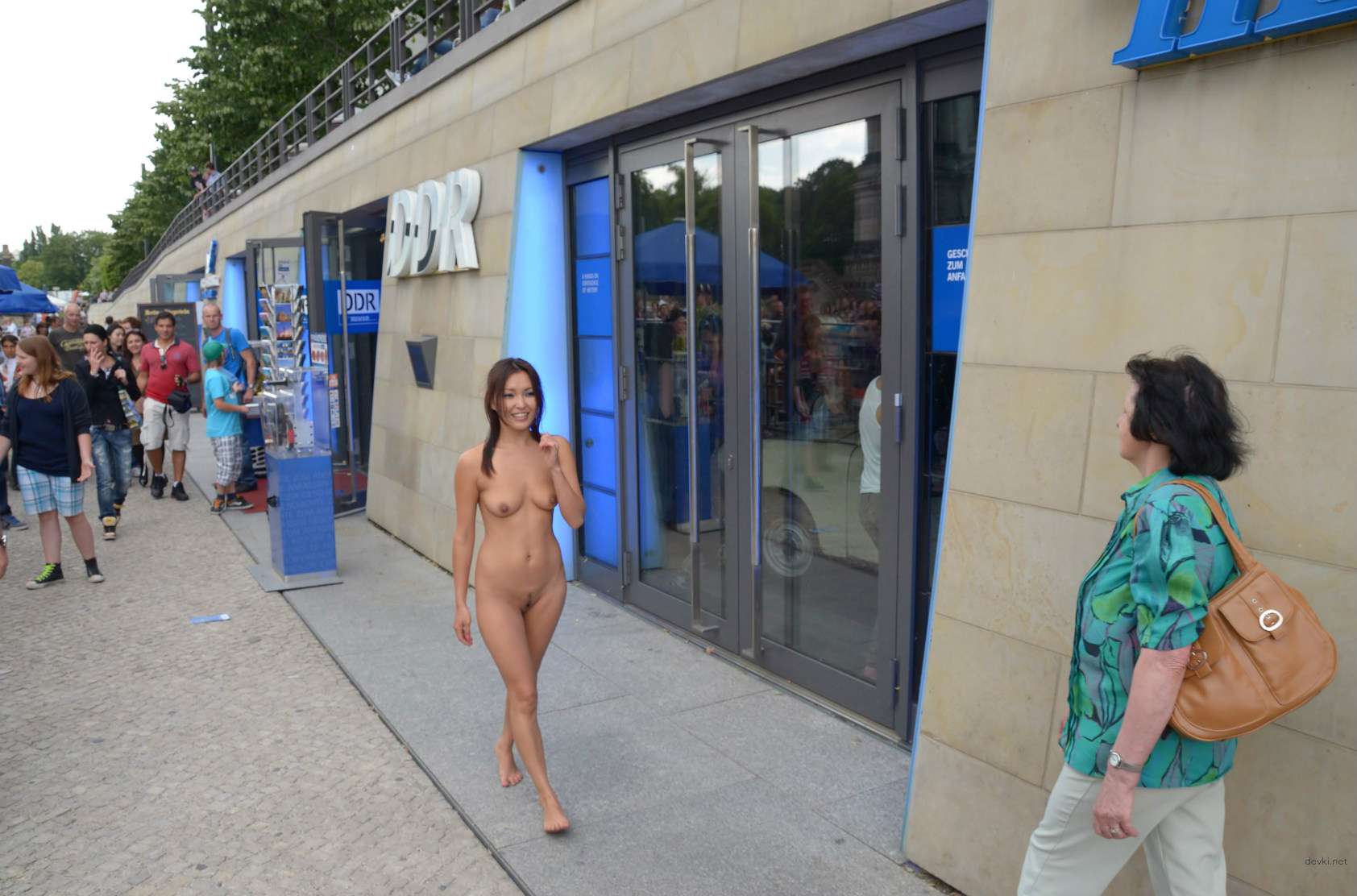 Asian Girl Nude in Public - Uncensored Amateur Street Walk with Explicit Photos