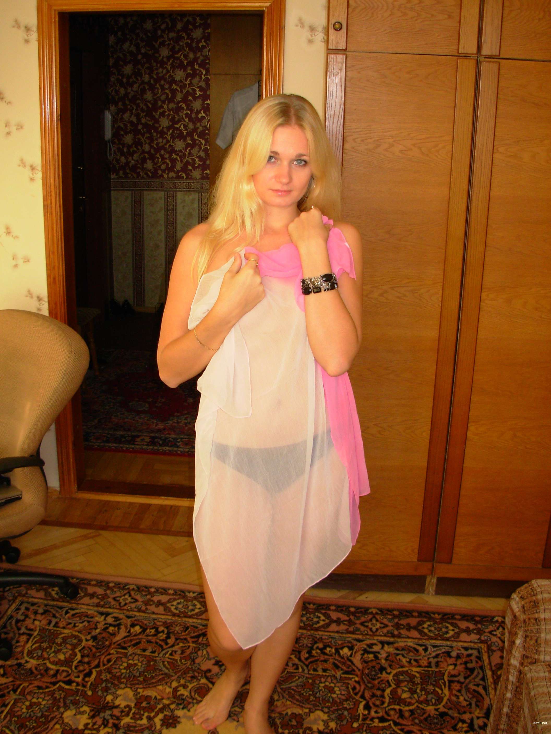 Explicit Blonde Amateur Home Photos: Naughty Blonde Girl Pics