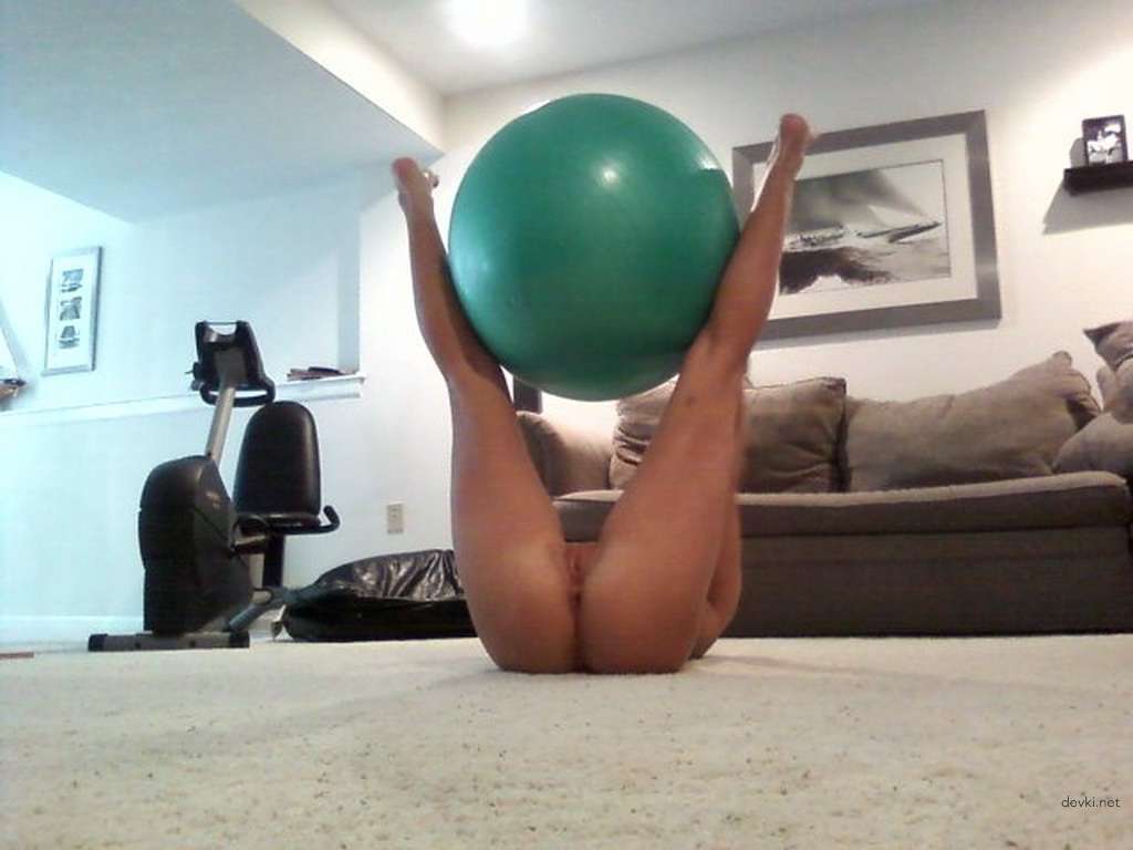 Fit Amateur Masturbates Naked: Self-Fuck Porn Video of Hot Girl