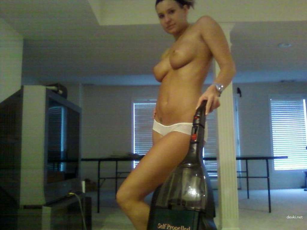 Fit Amateur Masturbates Naked: Self-Fuck Porn Video of Hot Girl