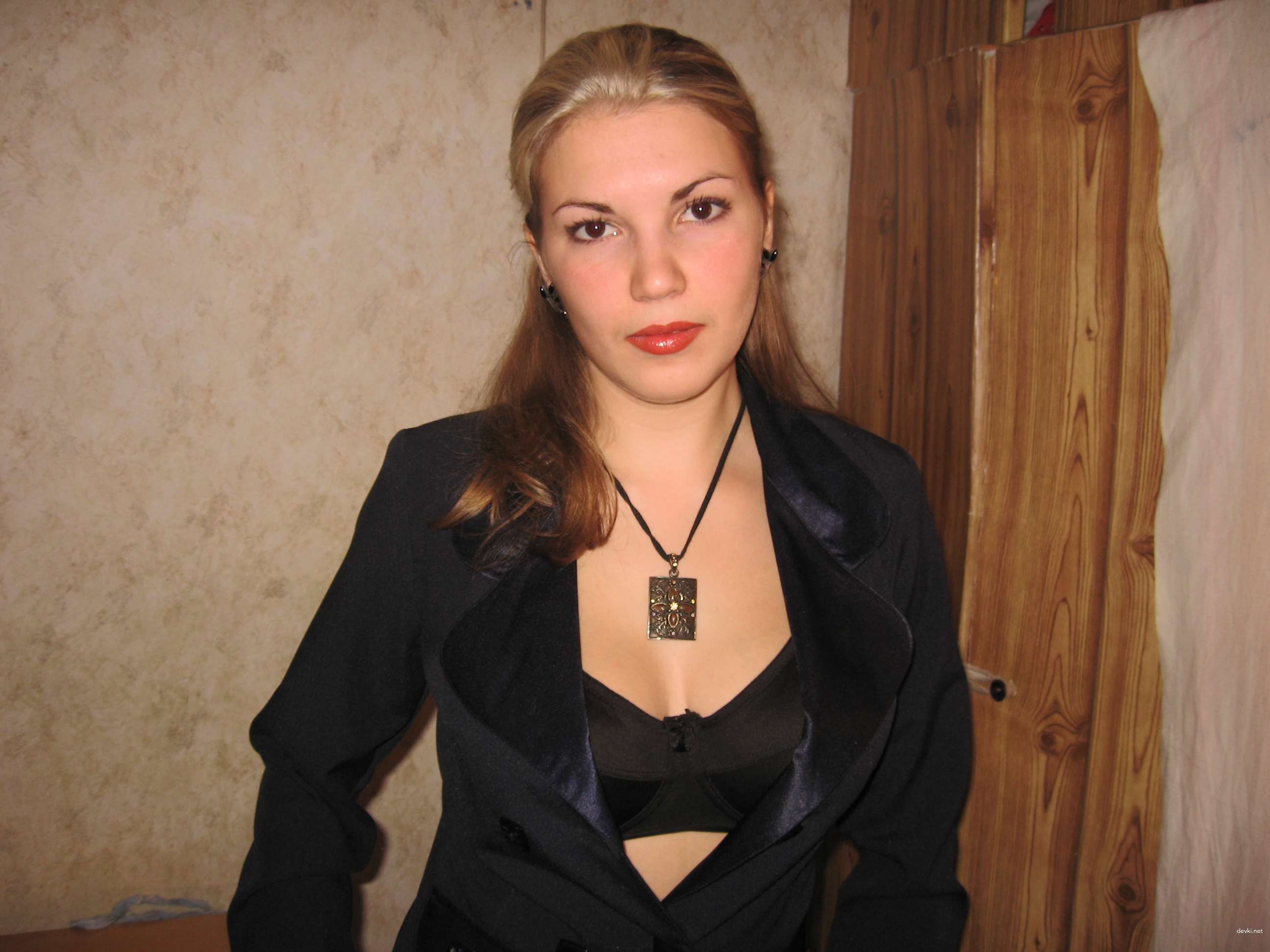 Hot Blonde Bombshell Exposed in Explicit Nude Pics