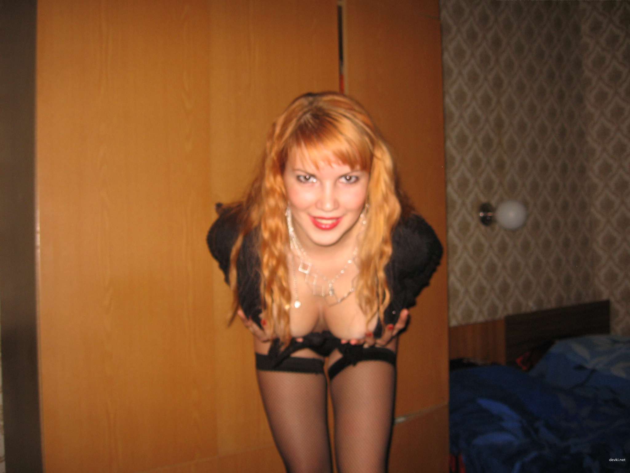 Hot Blonde Bombshell Exposed in Explicit Nude Pics