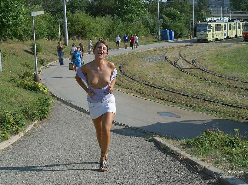 XXX Amateur Babe Strips in Public - Explicit Naked City Walk Photo Shoot