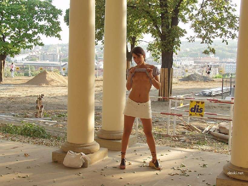XXX Amateur Babe Strips in Public - Explicit Naked City Walk Photo Shoot