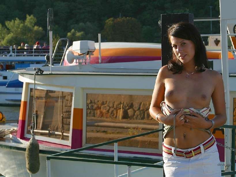XXX Amateur Babe Strips in Public - Explicit Naked City Walk Photo Shoot