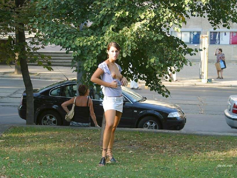 XXX Amateur Babe Strips in Public - Explicit Naked City Walk Photo Shoot