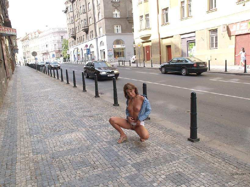 XXX Amateur Babe Strips in Public - Explicit Naked City Walk Photo Shoot