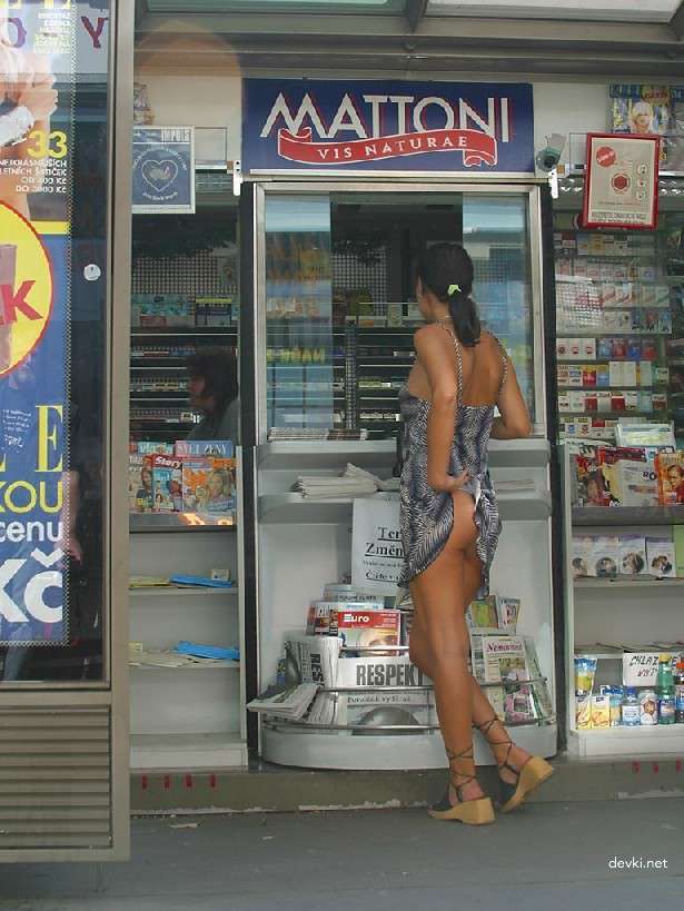 XXX Amateur Babe Strips in Public - Explicit Naked City Walk Photo Shoot