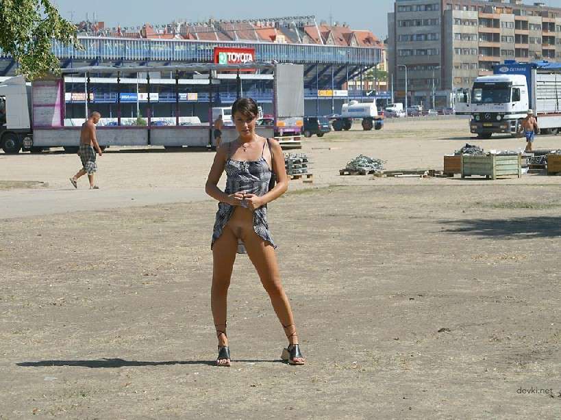 XXX Amateur Babe Strips in Public - Explicit Naked City Walk Photo Shoot