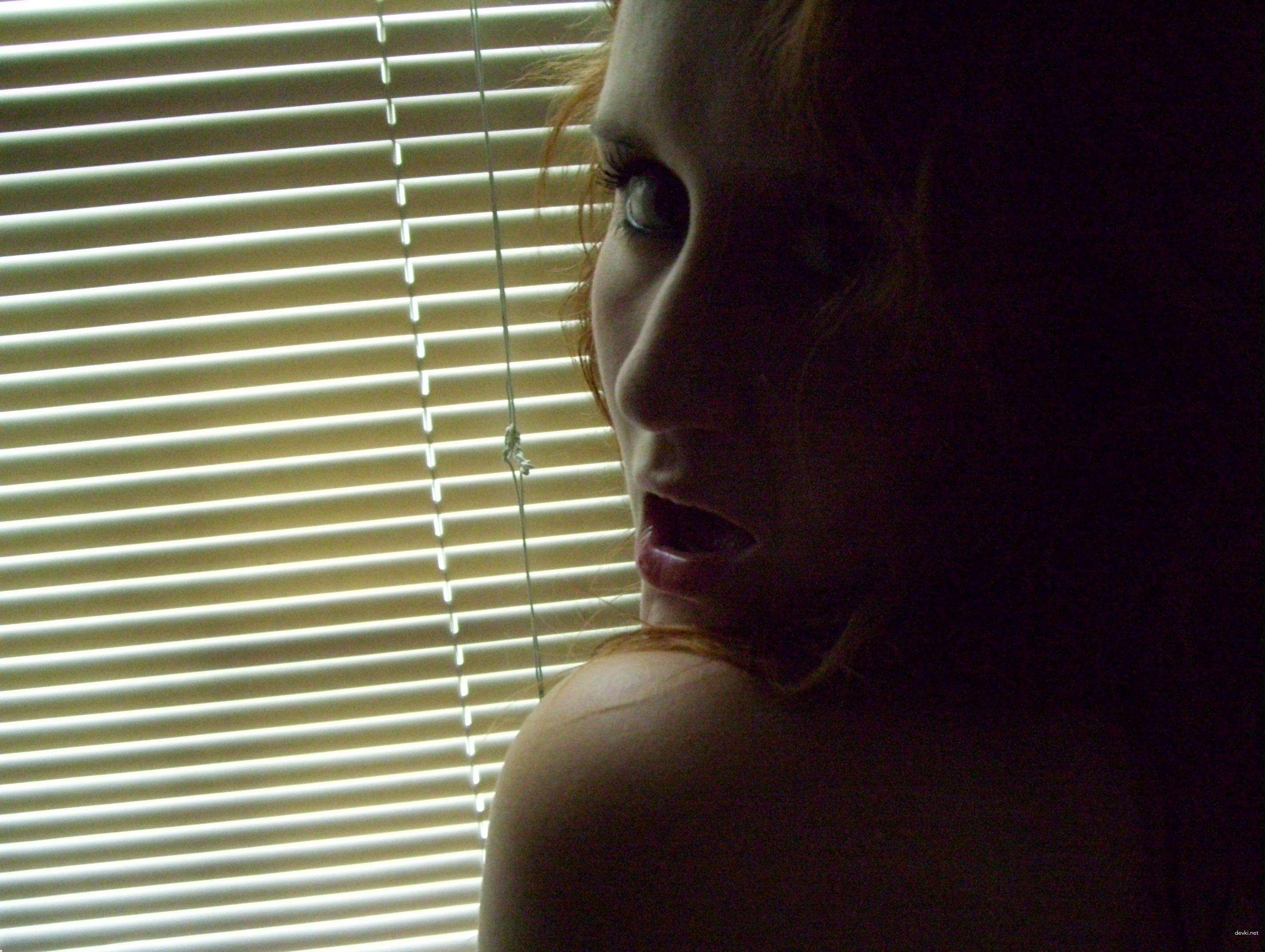 Explicit Bi Babe Amateur Porn Pics: Hot and Horny Bi Girl Shows Everything in English