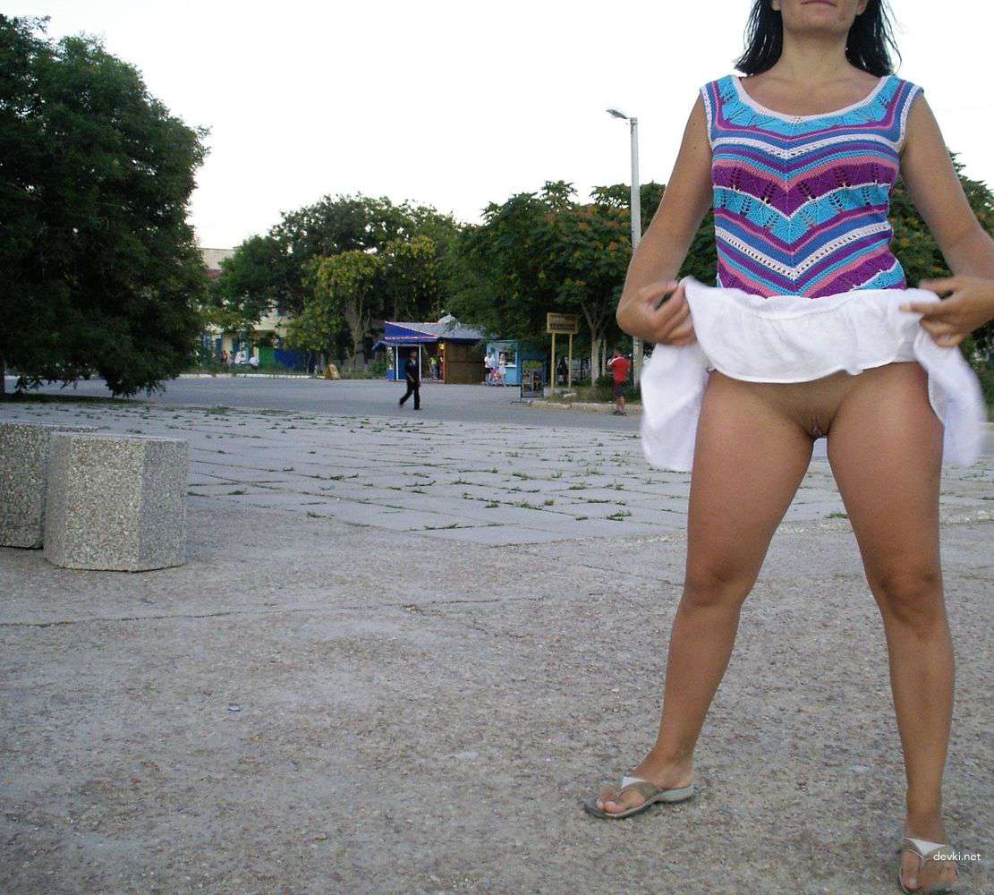 Explicit Amateur Women Walking Streets Pantyless: Hot Urban Voyeurism