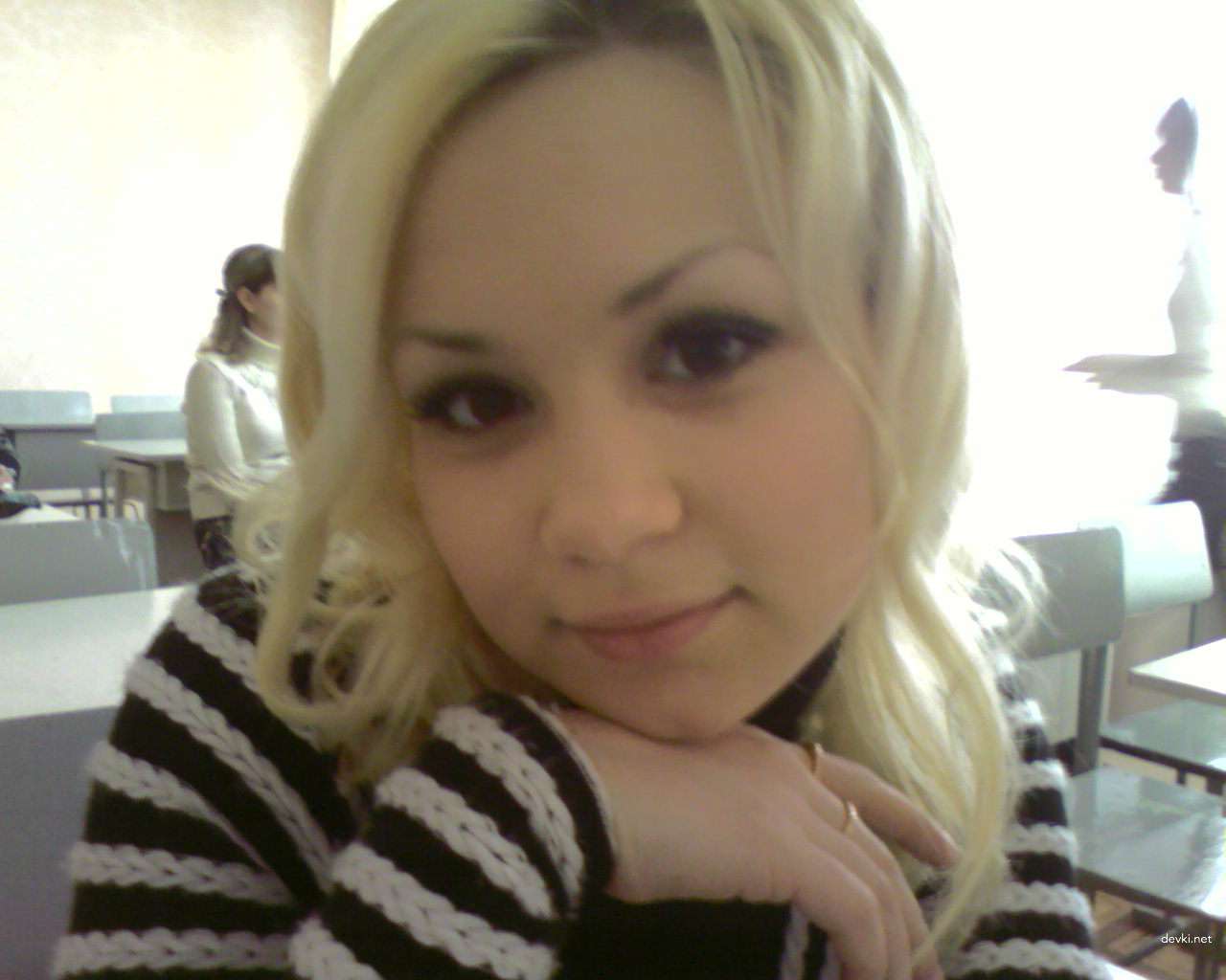 Explicit Nude Blonde Amateur - Hot Slim Girl Poses Naked for Sexy Photoshoot