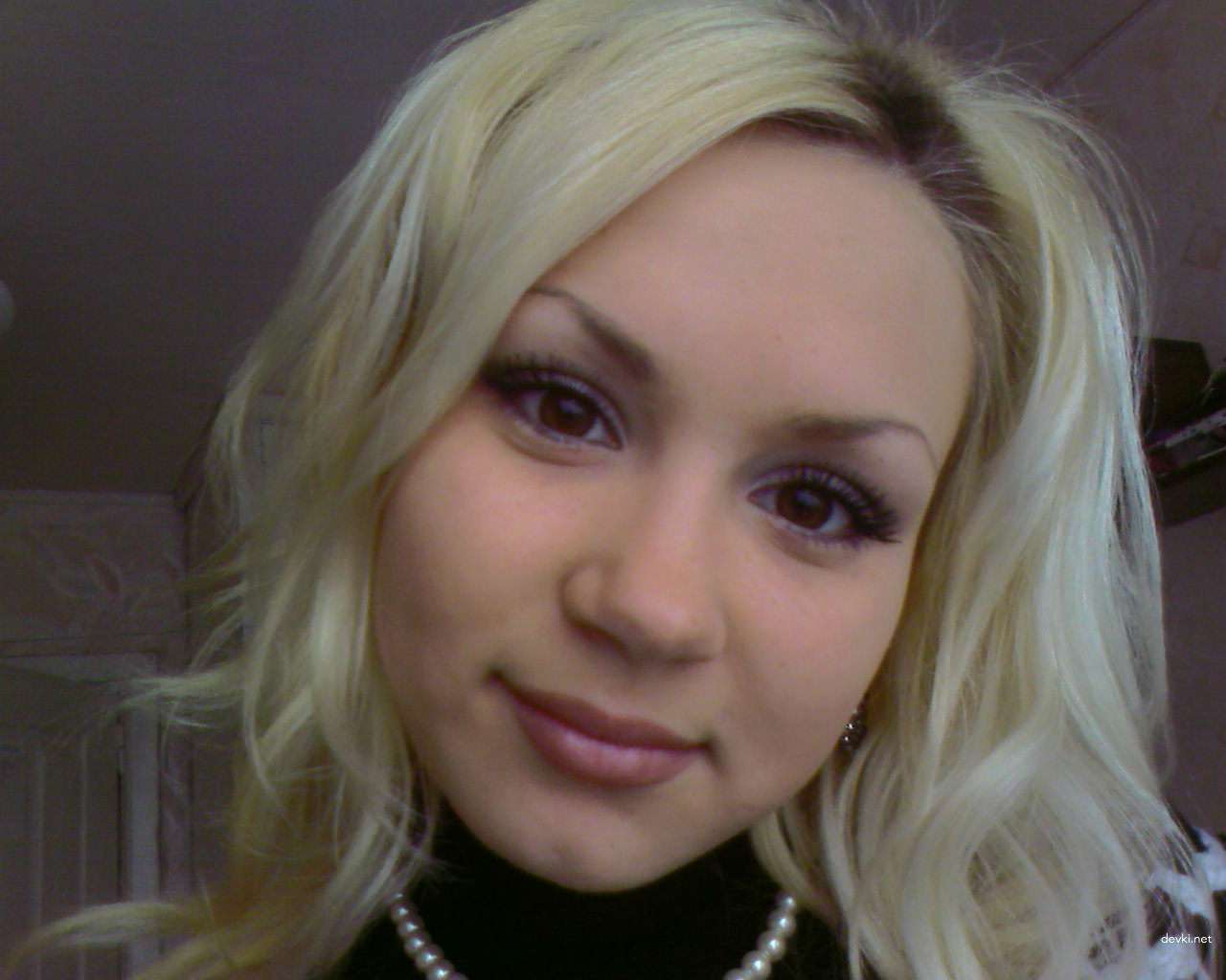 Explicit Nude Blonde Amateur - Hot Slim Girl Poses Naked for Sexy Photoshoot