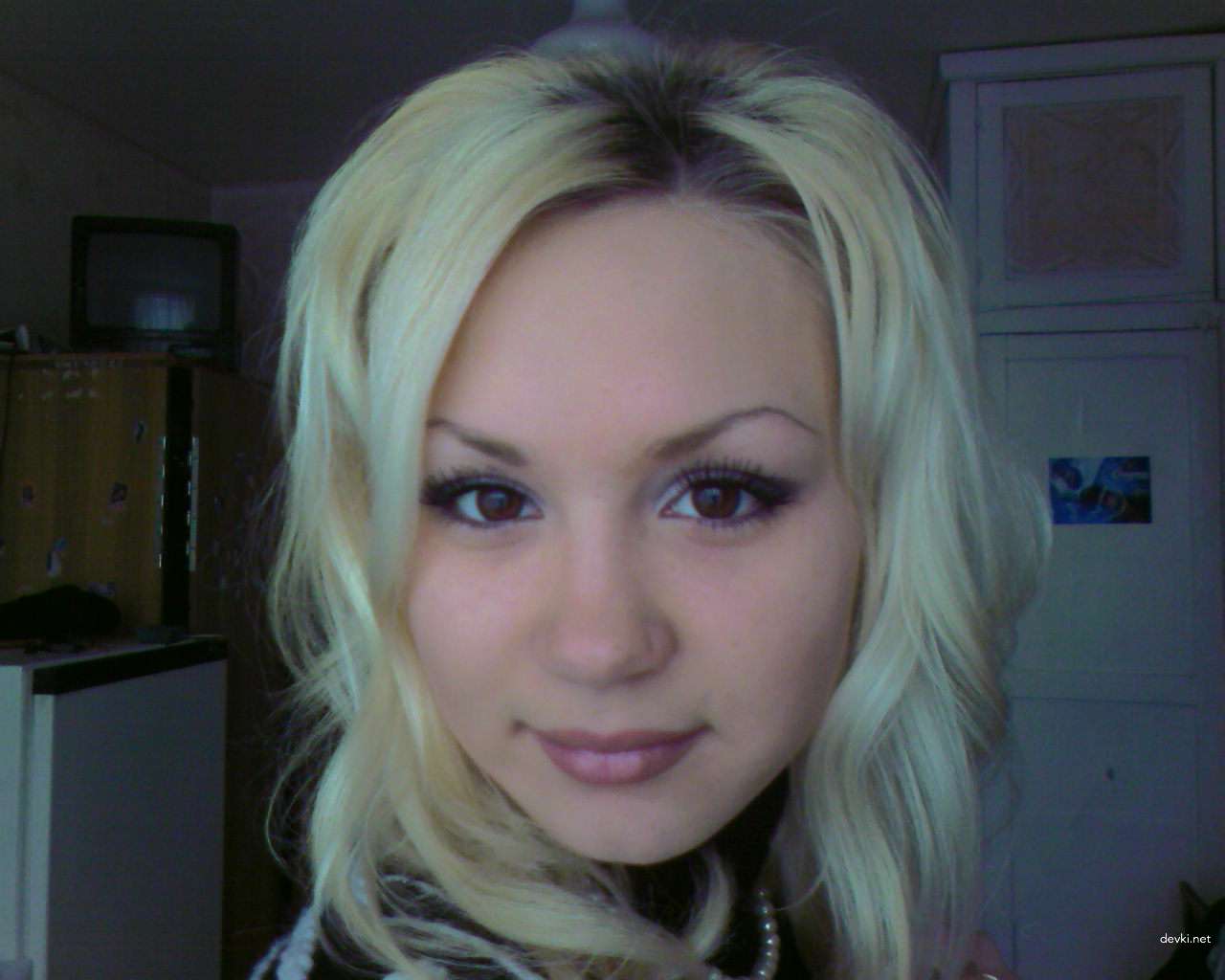 Explicit Nude Blonde Amateur - Hot Slim Girl Poses Naked for Sexy Photoshoot