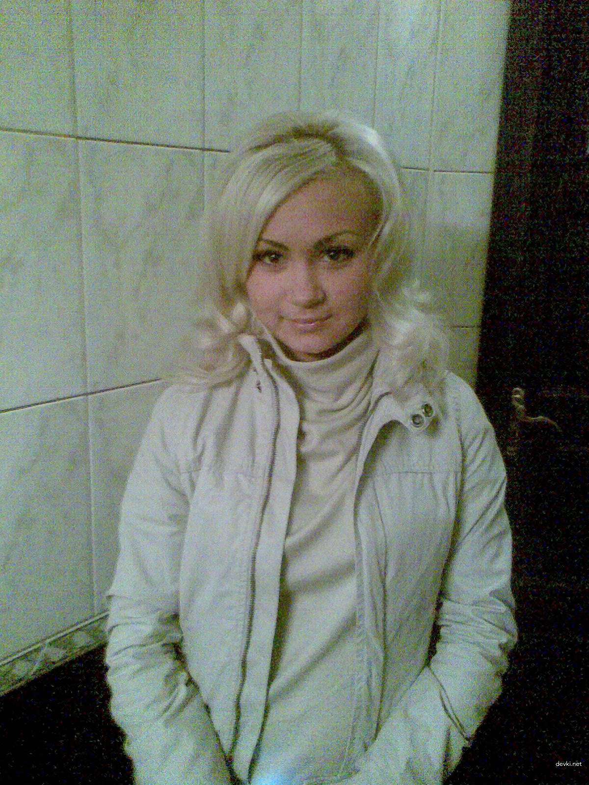 Explicit Nude Blonde Amateur - Hot Slim Girl Poses Naked for Sexy Photoshoot