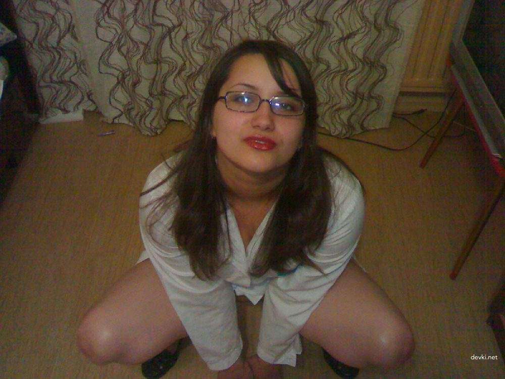 Sexy Amateur Babe in Glasses Gives Sloppy Blowjob in Hot Homemade Porn